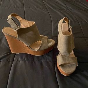 Velvet marine green wedges